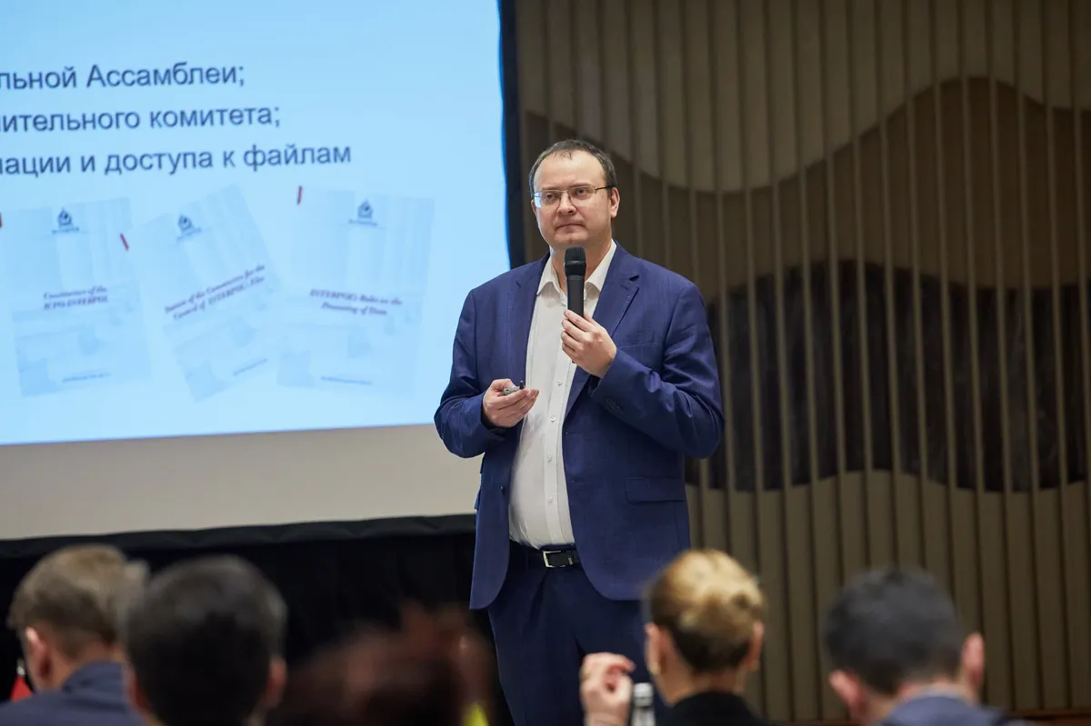 Alaksiej Michalevic presenting on INTERPOL procedures